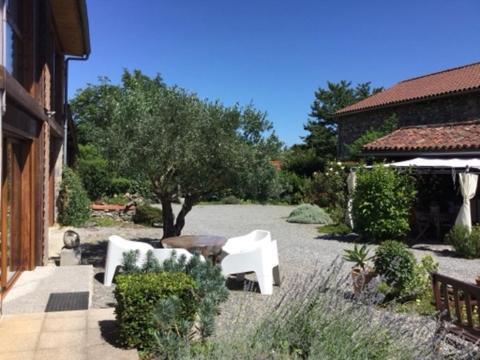 Bed and Breakfast Loft Atypique Villeneuve-de-Riviere Экстерьер фото